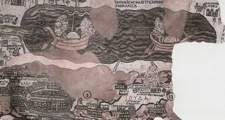 La carte de Madaba : la mer Morte, avec ses bateaux, est dessinée au-dessus de Jérusalem (en bas à gauche).
