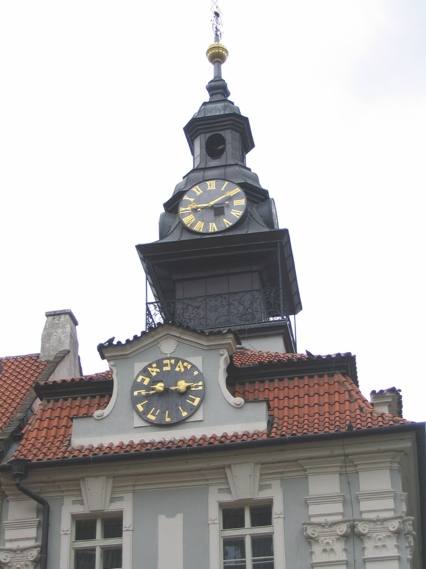 L’horloge qui tourne dans le sens inverse des aiguilles d’une montre, à la synagogue Altneuschul de Prague. Photo : Ariel Monseliza, Raanana.